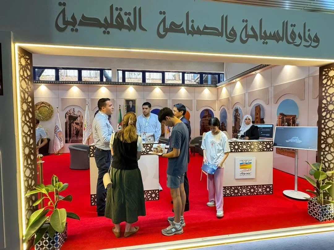 Los visitantes se dirigen al galpón de Turismo y Artesanía en IATF 2025
