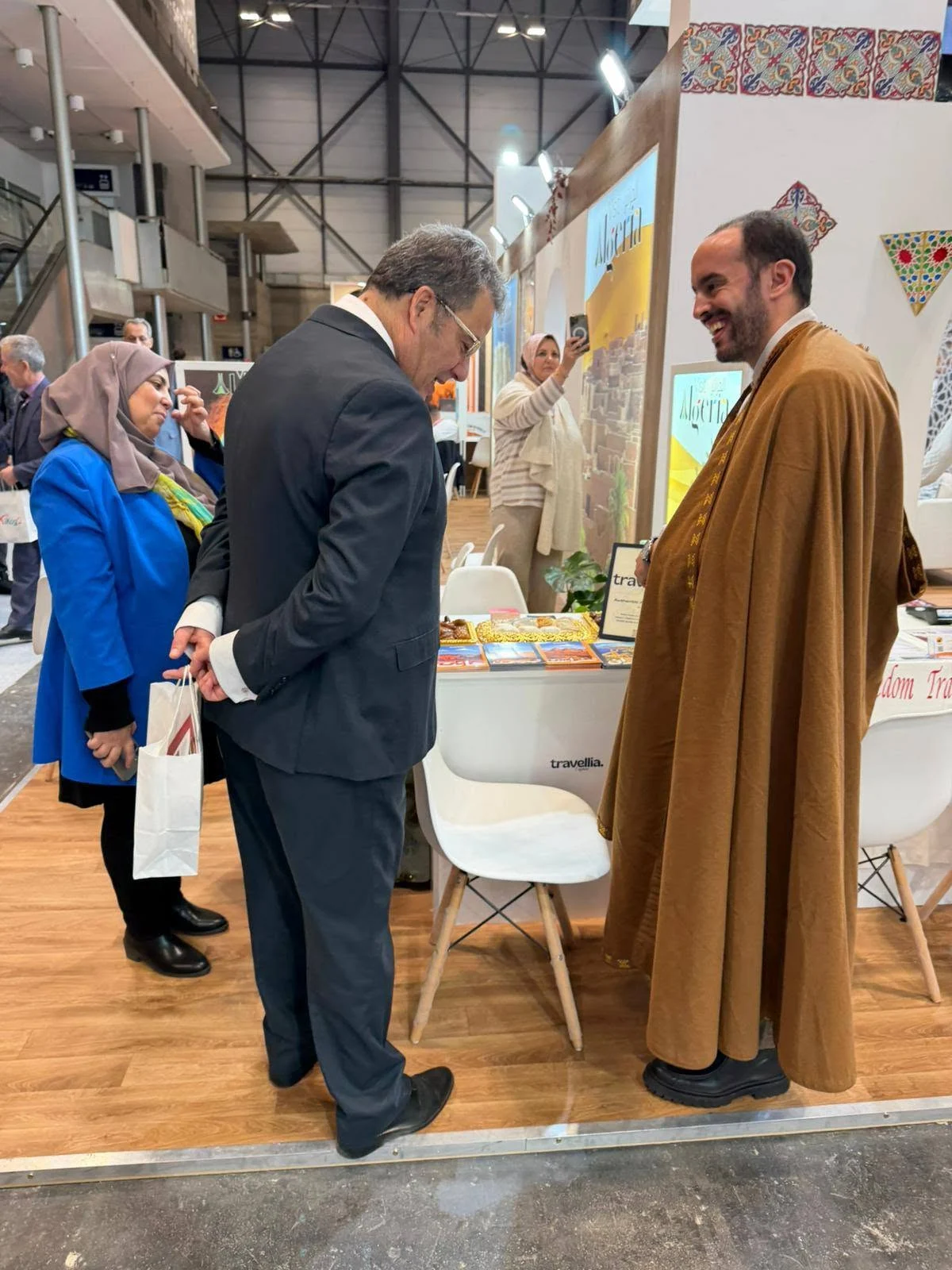Visita del cónsul de Argelia en España al stand argelino en FITUR Madrid