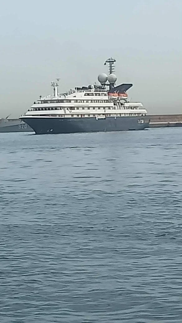 Llegada de un barco turístico al puerto de la capital, Al-Jazira