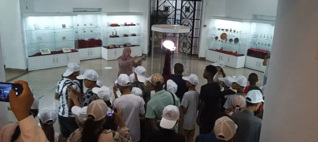 Partida de los estudiantes de la escuela de Al-Maghrib a Orán