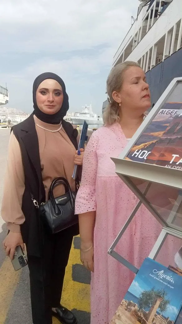 Llegada de un barco turístico al puerto de la capital, Al-Jazira