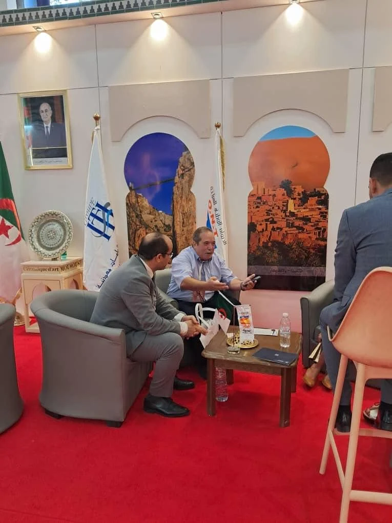 Los visitantes se dirigen al galpón de Turismo y Artesanía en IATF 2025