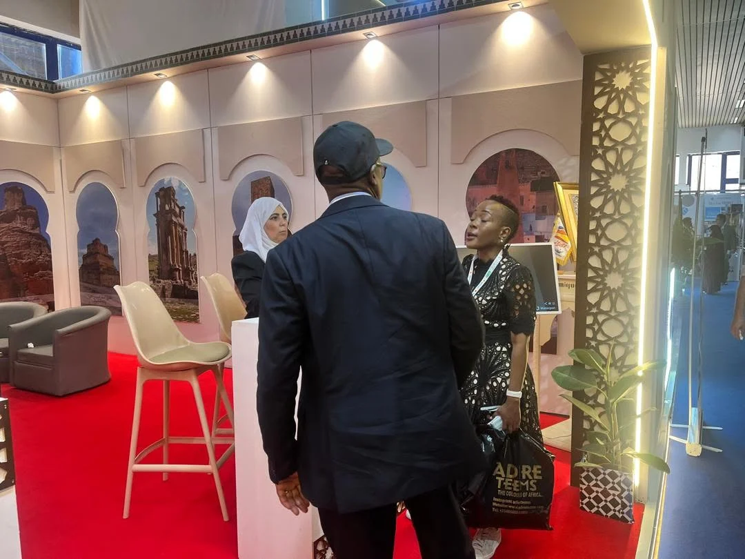 Los visitantes se dirigen al galpón de Turismo y Artesanía en IATF 2025