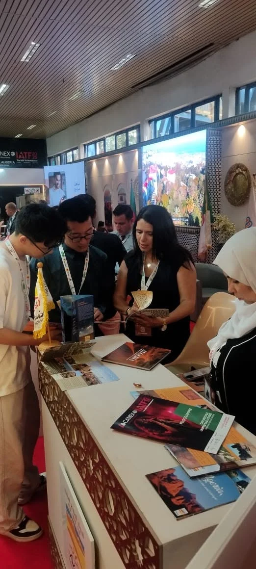 Los visitantes se dirigen al galpón de Turismo y Artesanía en IATF 2025