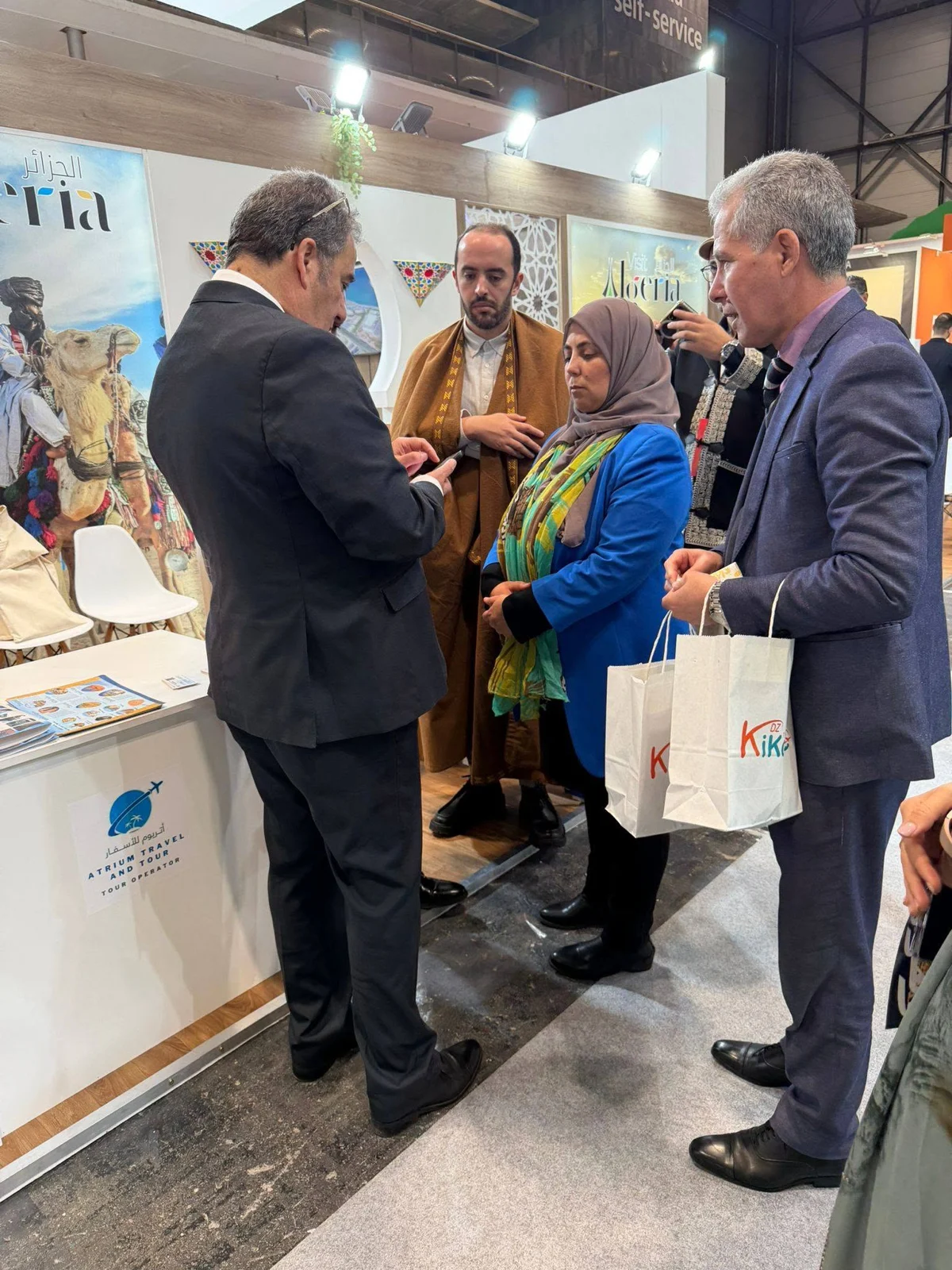Visita del cónsul de Argelia en España al stand argelino en FITUR Madrid