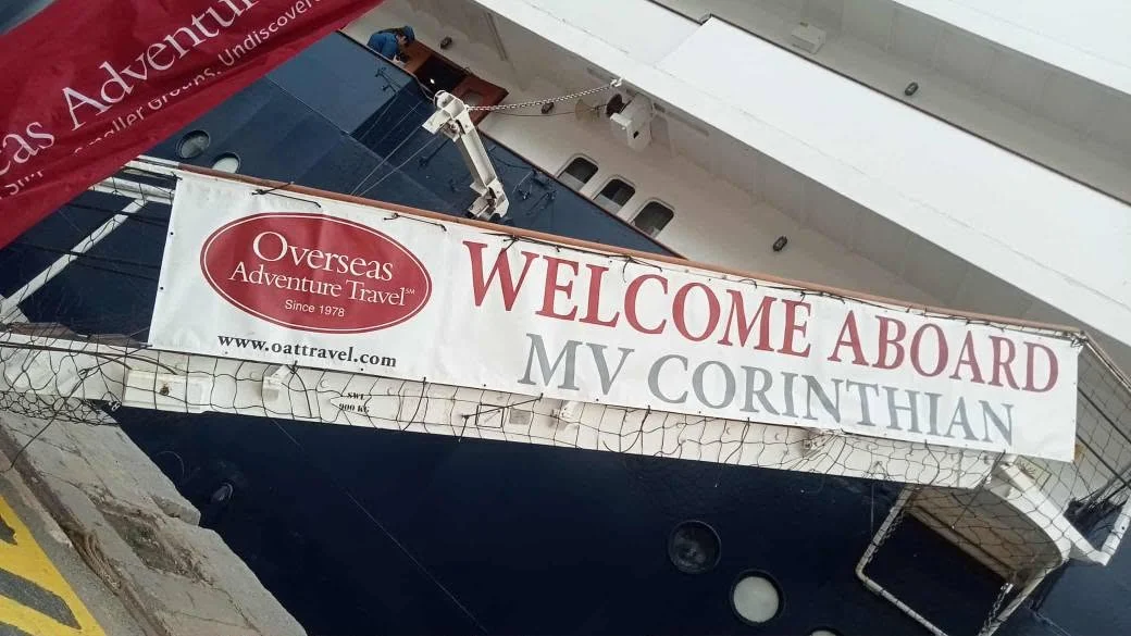 Llegada de un barco turístico al puerto de la capital, Al-Jazira