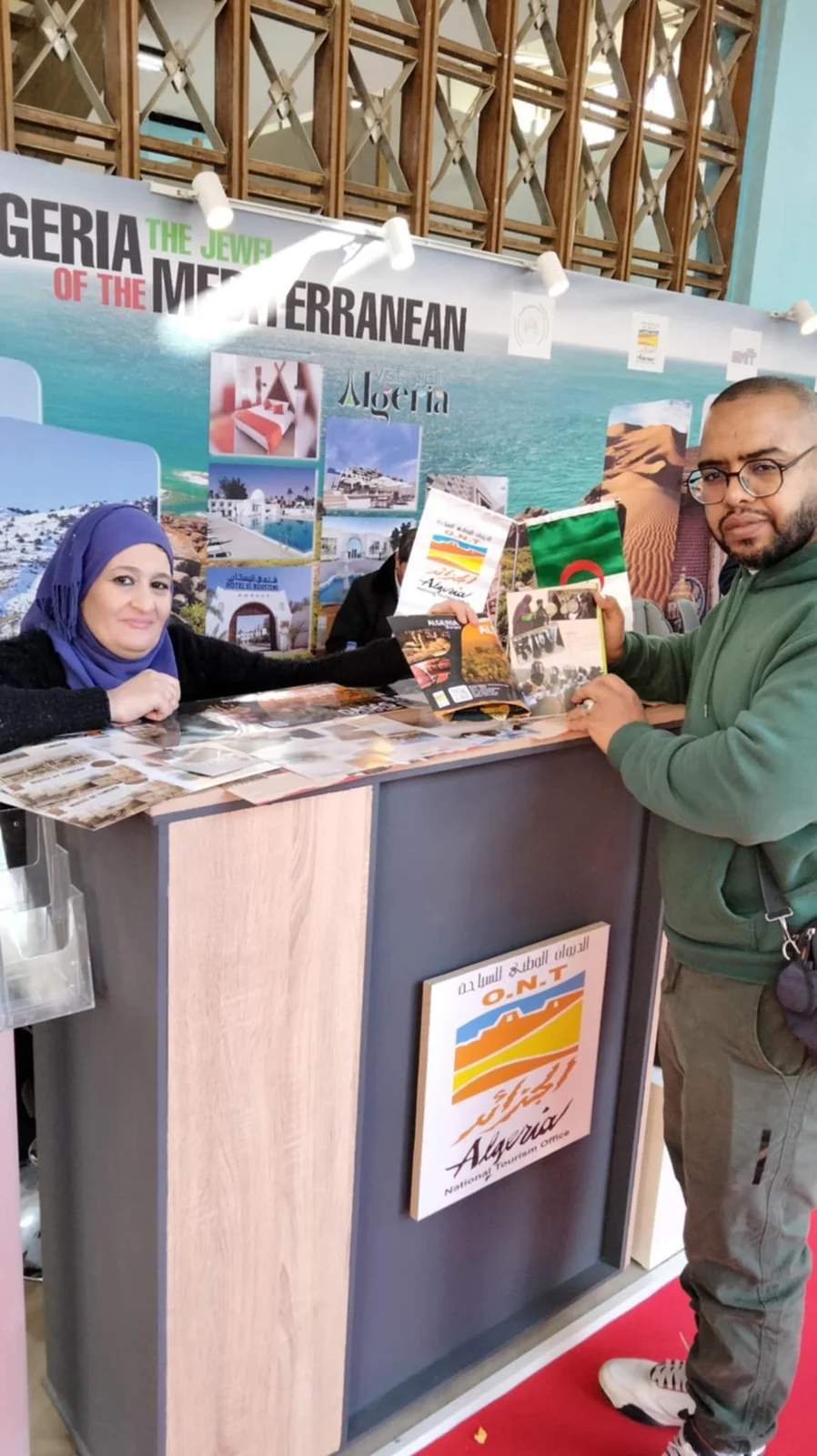 إقبال العائلات والأطفال على جناح الديوان بمعرض الإنتاج الجزائري