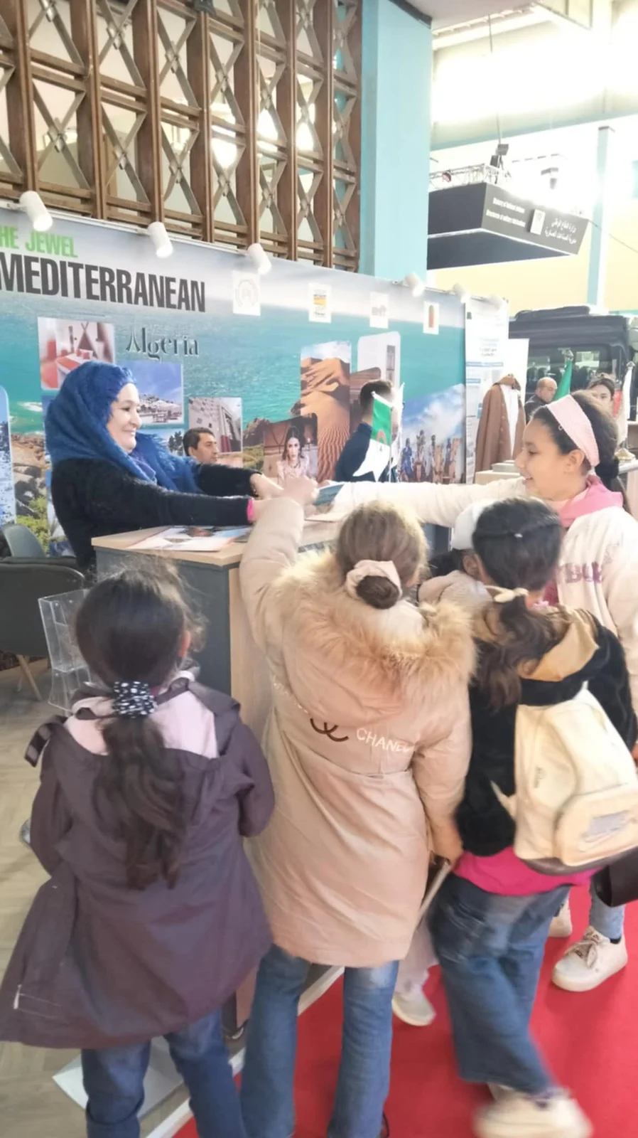 إقبال العائلات والأطفال على جناح الديوان بمعرض الإنتاج الجزائري