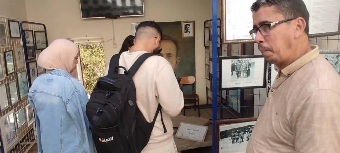 Excursión de periodistas a los itinerarios históricos de Batna en la década de los 70 de la Revolución