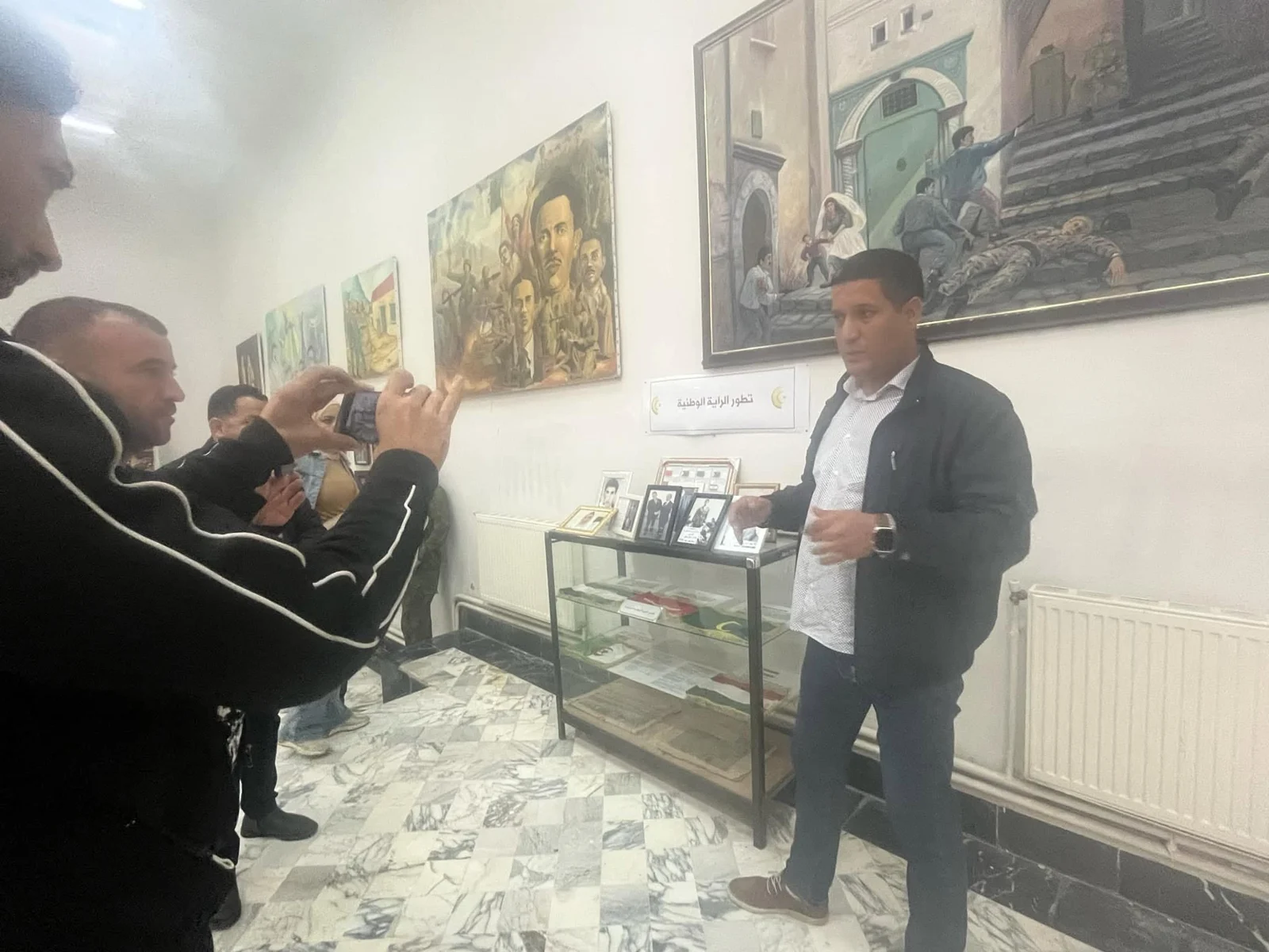 Excursión de periodistas a los itinerarios históricos de Batna en la década de los 70 de la Revolución