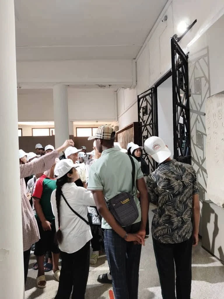 Partida de los estudiantes de la escuela de Al-Maghrib a Orán
