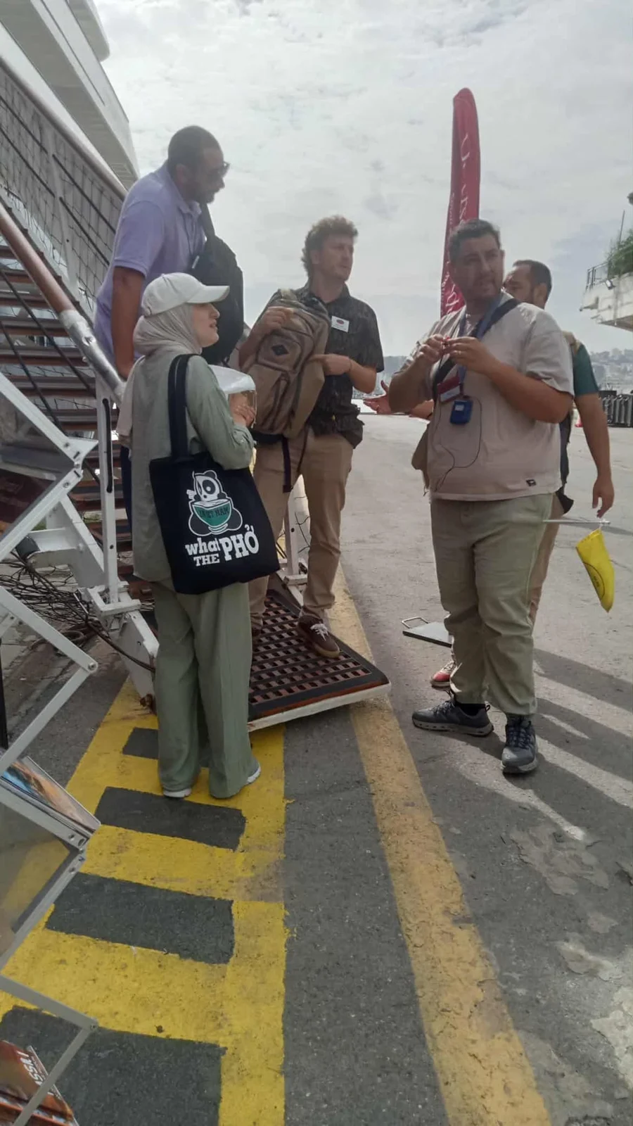 Llegada de un barco turístico al puerto de la capital, Al-Jazira