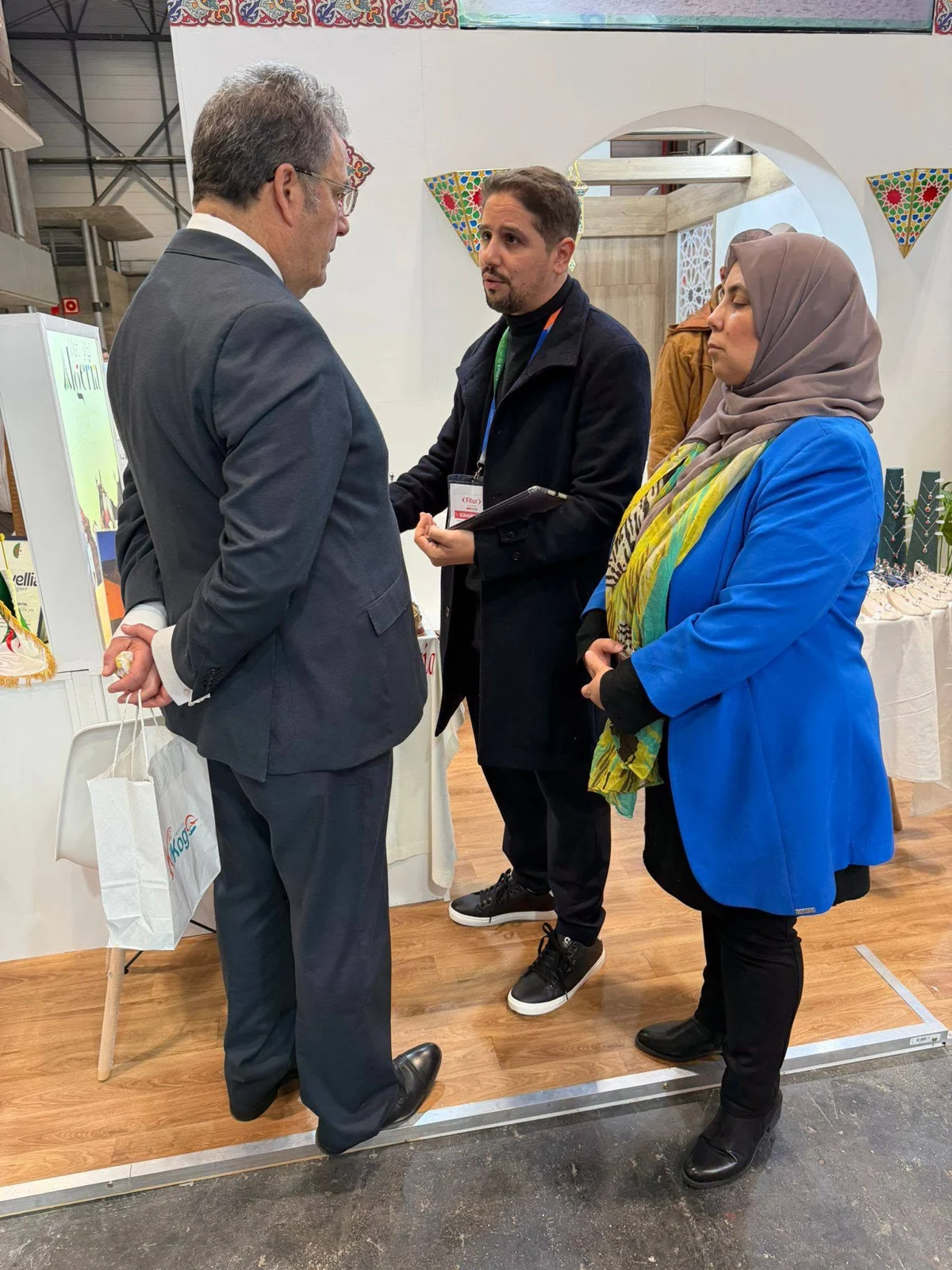 Visita del cónsul de Argelia en España al stand argelino en FITUR Madrid
