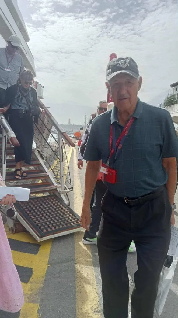Llegada de un barco turístico al puerto de la capital, Al-Jazira