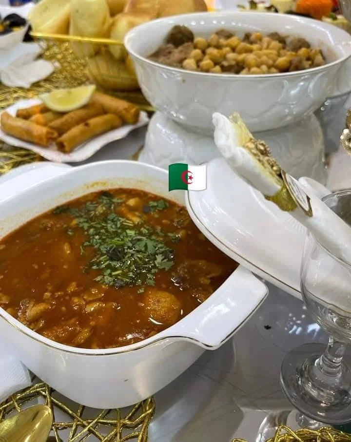 La fric s'assied en tête de la mesa del desayuno algérien