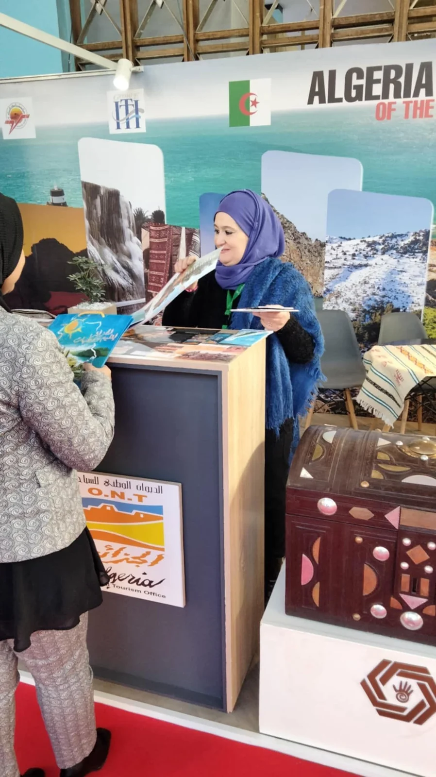 إقبال العائلات والأطفال على جناح الديوان بمعرض الإنتاج الجزائري
