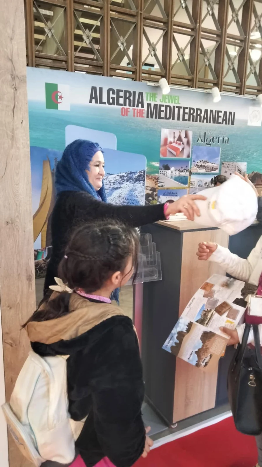 إقبال العائلات والأطفال على جناح الديوان بمعرض الإنتاج الجزائري