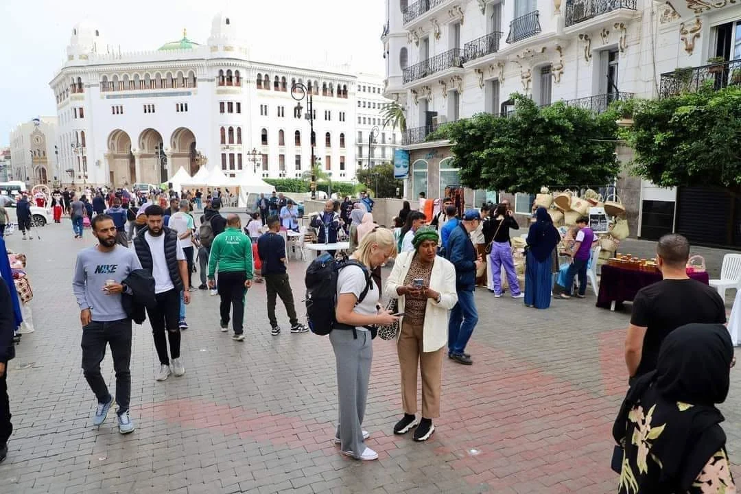 السياح يكتشفون النشاطات الثقافية في يوم دون سيارات بالعاصمة