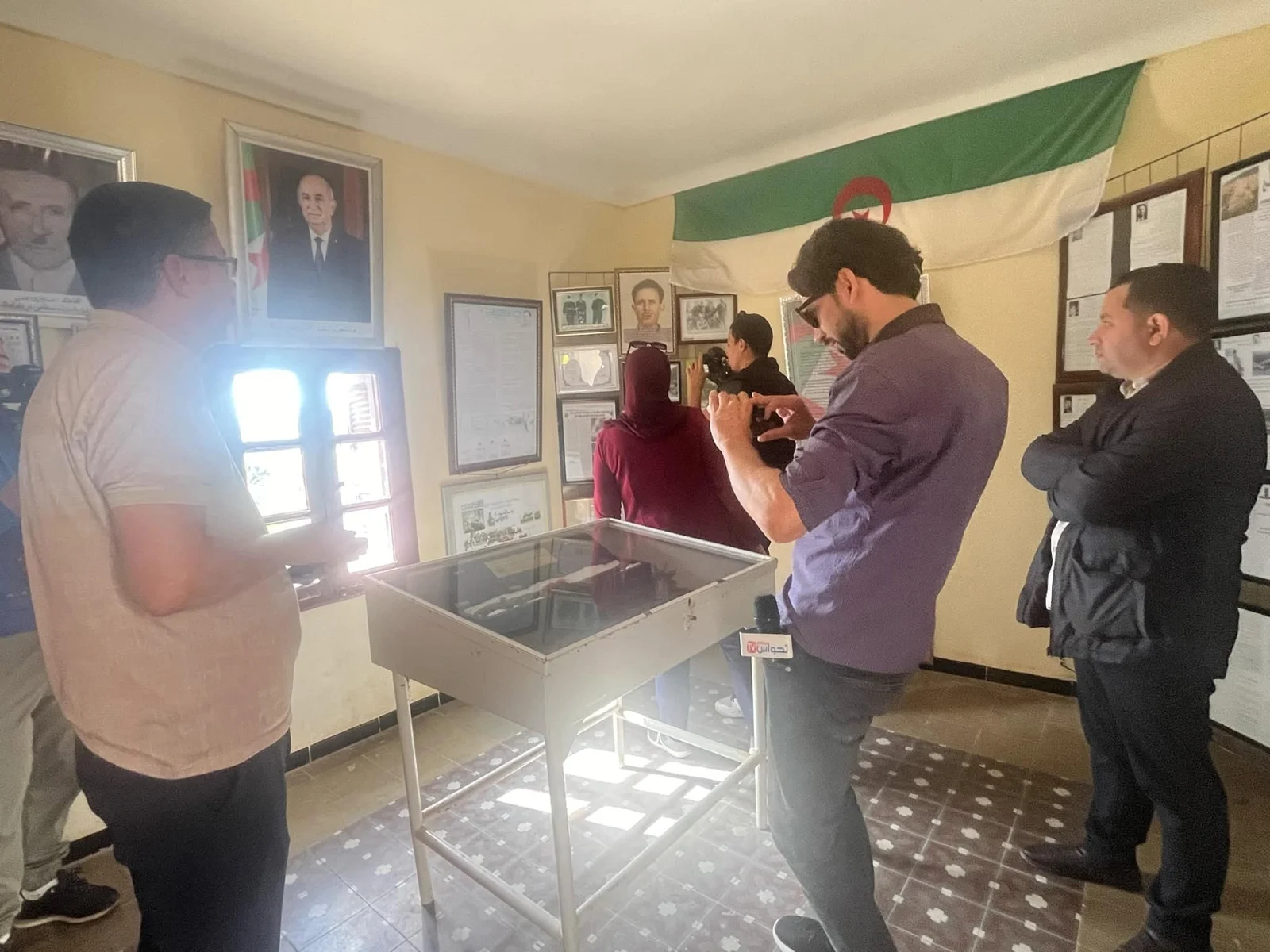 Excursión de periodistas a los itinerarios históricos de Batna en la década de los 70 de la Revolución