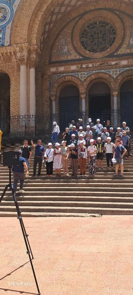 Partida de los estudiantes de la escuela de Al-Maghrib a Orán