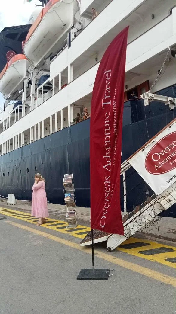 Llegada de un barco turístico al puerto de la capital, Al-Jazira