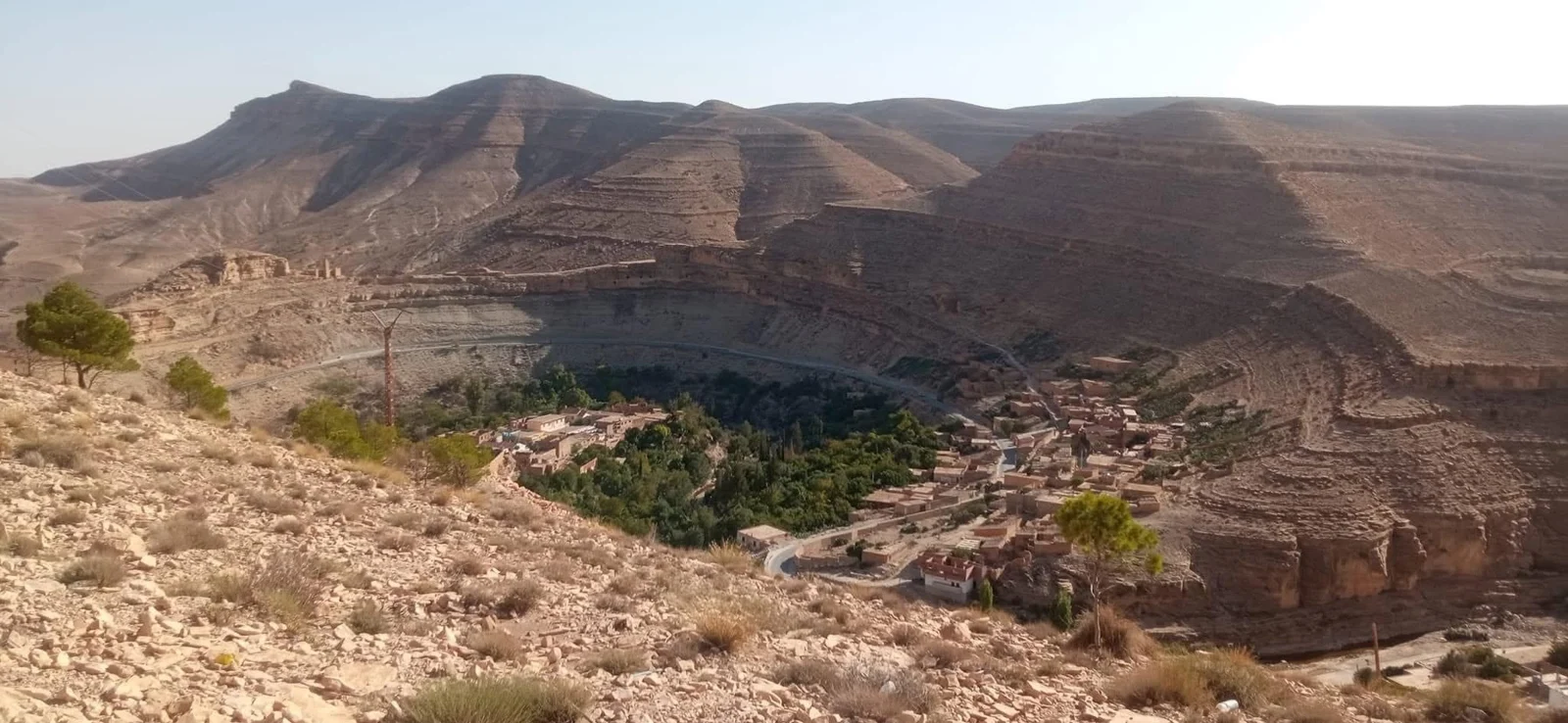 Excursión de periodistas a los itinerarios históricos en Beni Slimane en la década de los 70 de la Revolución
