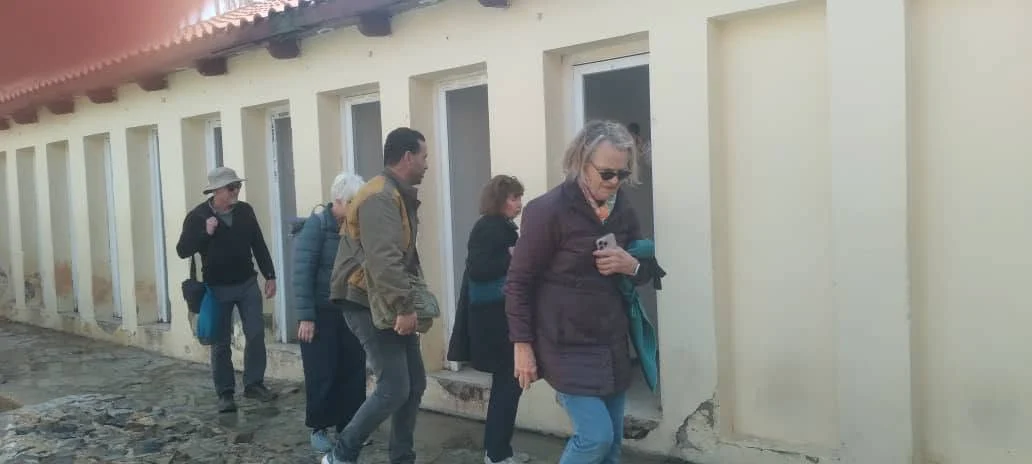 Приветствование туристического отряда из Австралии в Хамм аль-Салях в Ханшеле