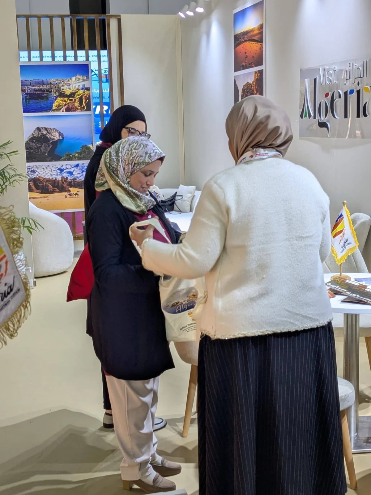 第二日，委员会参加波尔安旅游沙龙活动