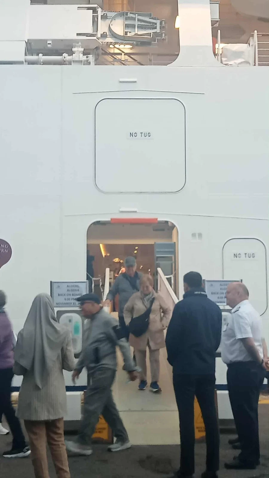 欢迎旅游船“维京·萨坦”号抵达阿尔及尔港