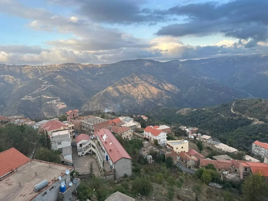 Excursión de periodistas a Aït Yne y a la aldea Aït L'Hassan, Tizi Ouzou
