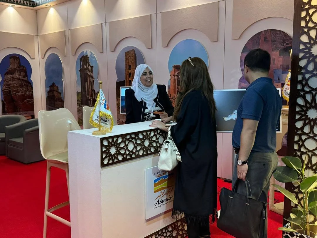 Los visitantes se dirigen al galpón de Turismo y Artesanía en IATF 2025
