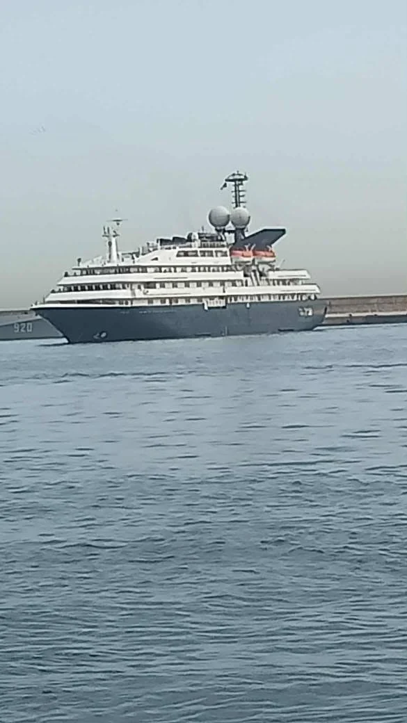 Llegada de un barco turístico al puerto de la capital, Al-Jazira