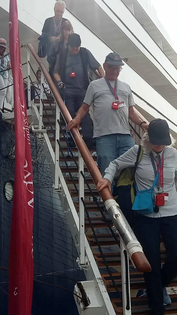 Llegada de un barco turístico al puerto de la capital, Al-Jazira