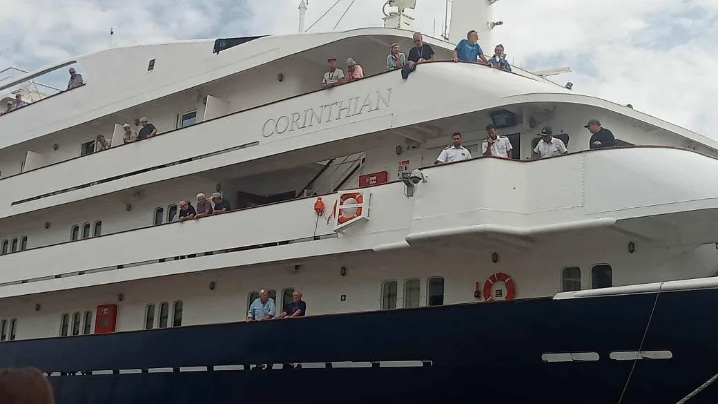 Llegada de un barco turístico al puerto de la capital, Al-Jazira