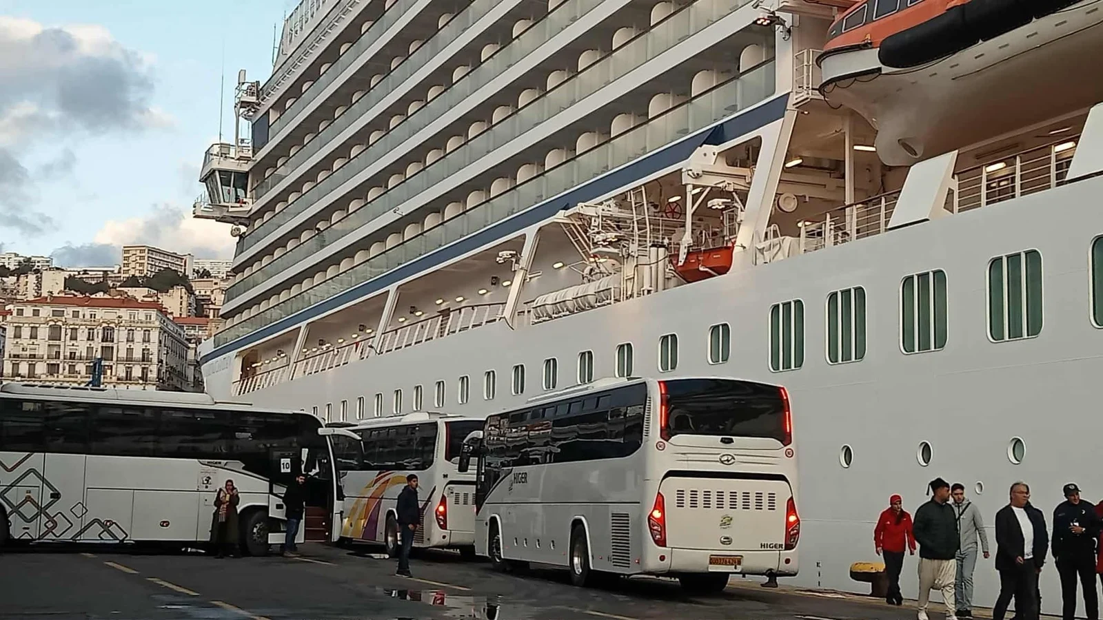 欢迎旅游船“维京·萨坦”号抵达阿尔及尔港