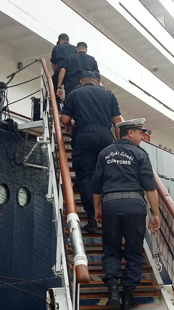 Llegada de un barco turístico al puerto de la capital, Al-Jazira