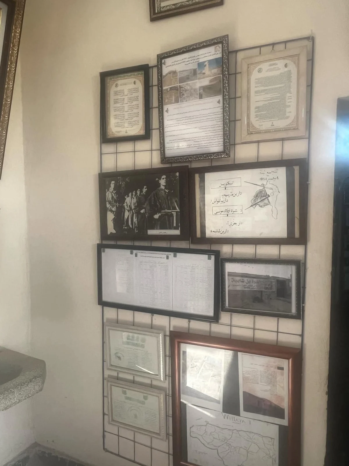 Excursión de periodistas a los itinerarios históricos de Batna en la década de los 70 de la Revolución