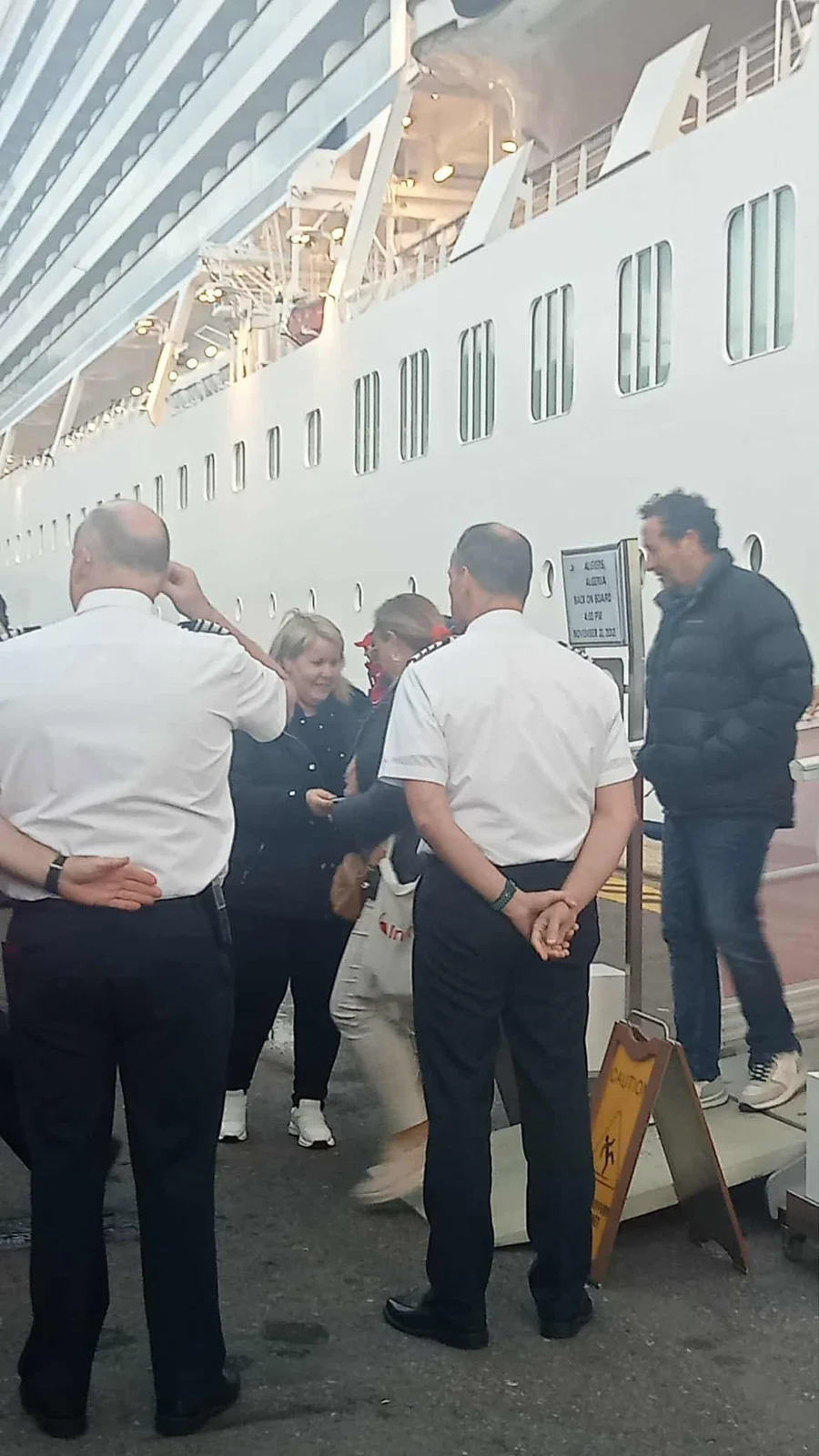 欢迎旅游船“维京·萨坦”号抵达阿尔及尔港