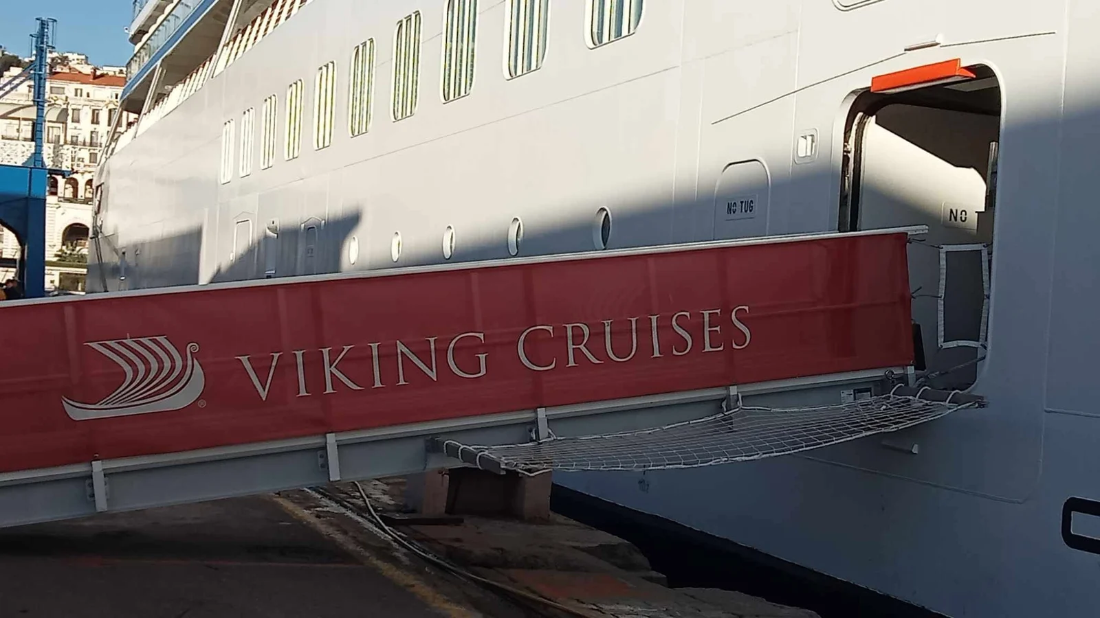 Принятие круизного судна Viking Saturn Bergen в порту Алжира