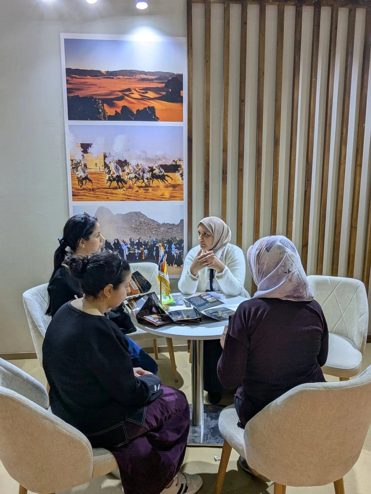 第二日，委员会参加波尔安旅游沙龙活动