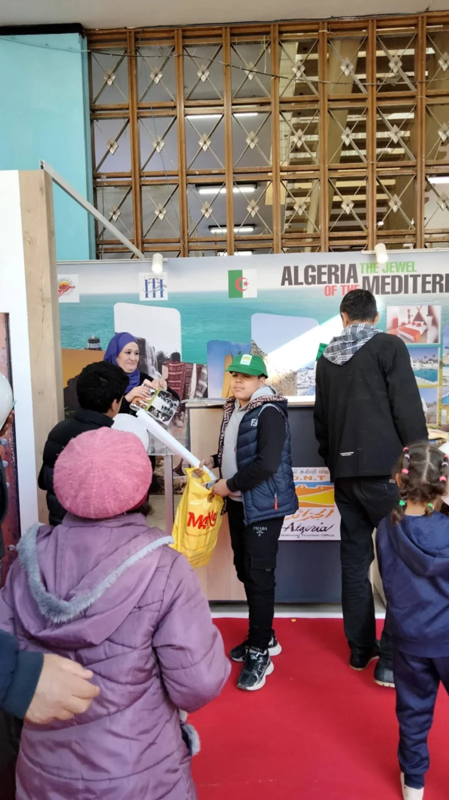 إقبال العائلات والأطفال على جناح الديوان بمعرض الإنتاج الجزائري