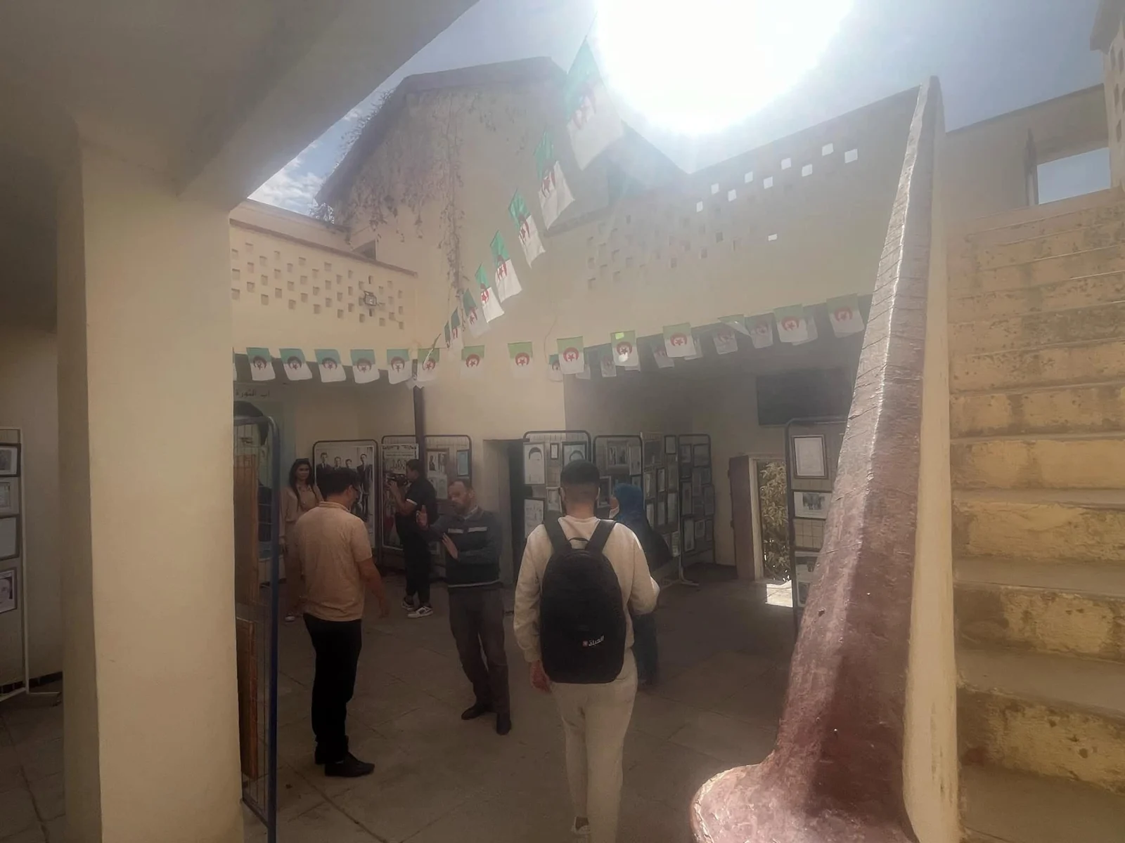 Excursión de periodistas a los itinerarios históricos de Batna en la década de los 70 de la Revolución