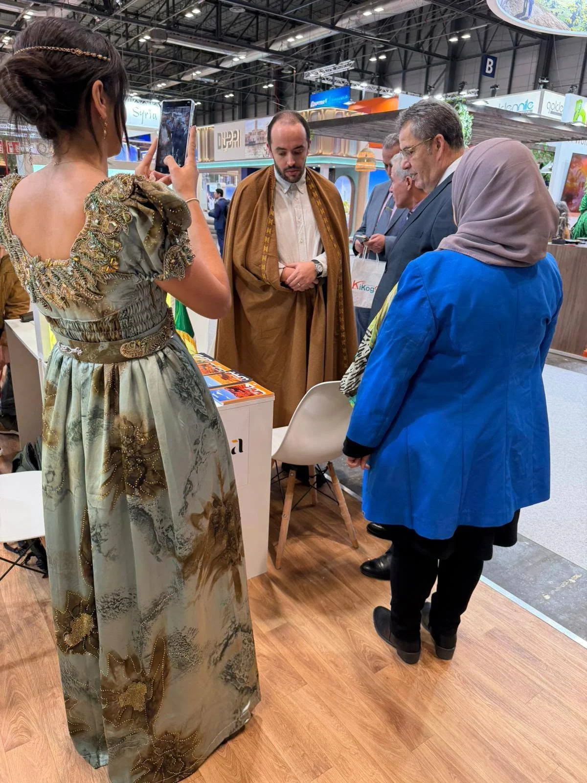 Visita del cónsul de Argelia en España al stand argelino en FITUR Madrid