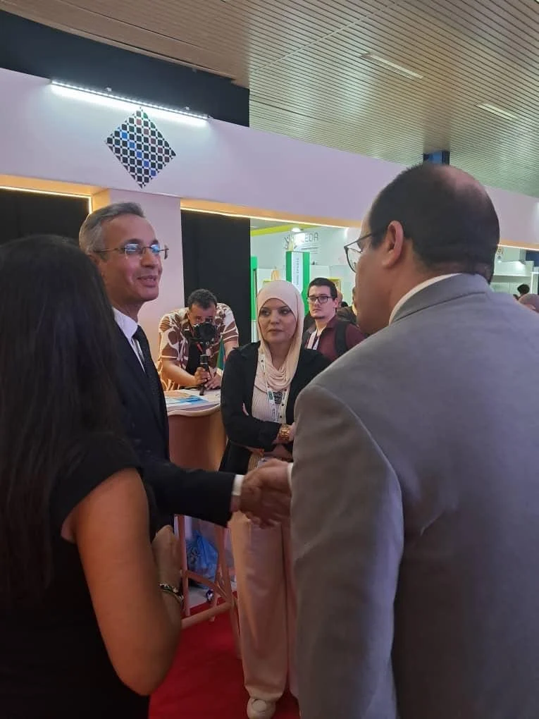 Los visitantes se dirigen al galpón de Turismo y Artesanía en IATF 2025