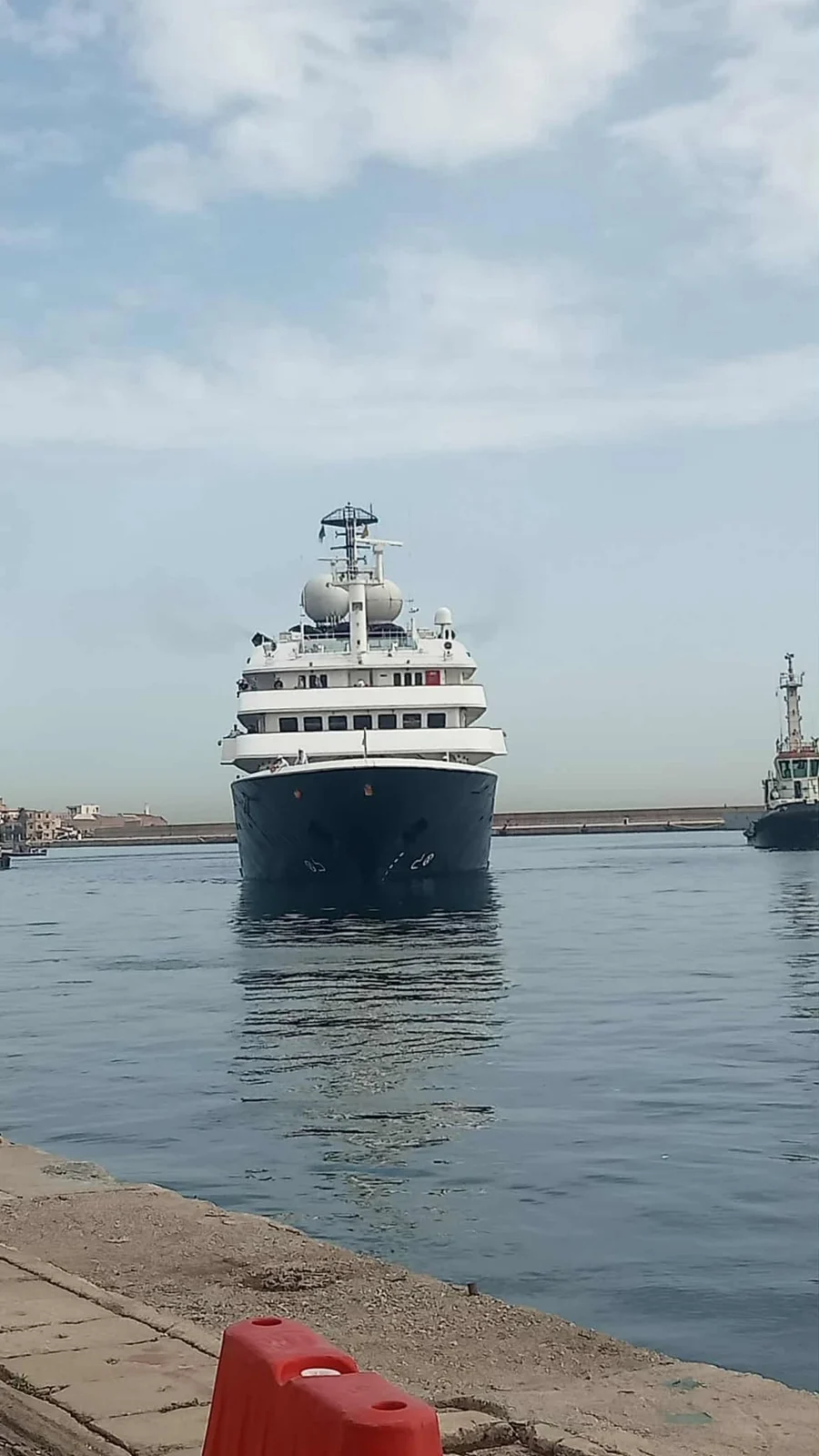Llegada de un barco turístico al puerto de la capital, Al-Jazira