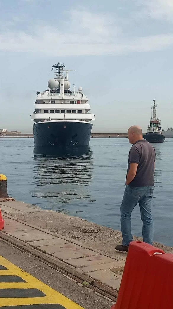 Llegada de un barco turístico al puerto de la capital, Al-Jazira