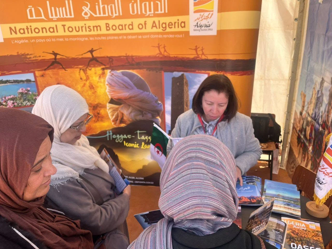 مشاركة الديوان في المهرجان الدولي للسياحة الصحراوية بتيميمون