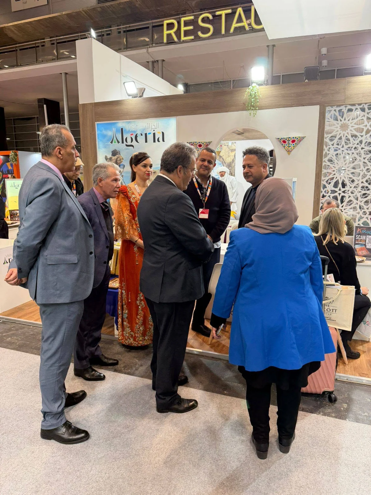 Visita del cónsul de Argelia en España al stand argelino en FITUR Madrid