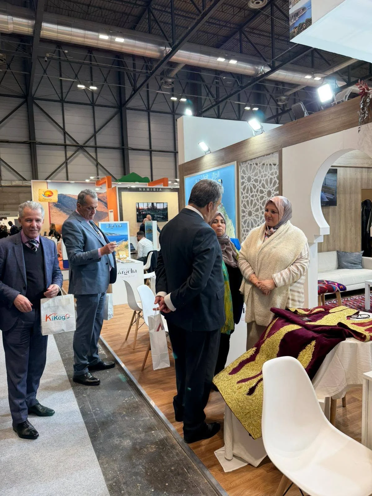 Visita del cónsul de Argelia en España al stand argelino en FITUR Madrid