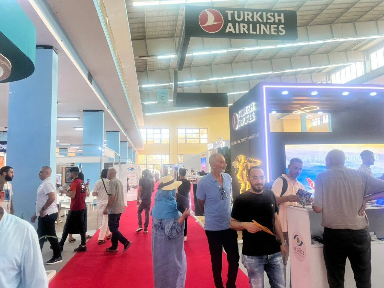 Поток туристов поступает в зал Дайванса в SITEV 2025